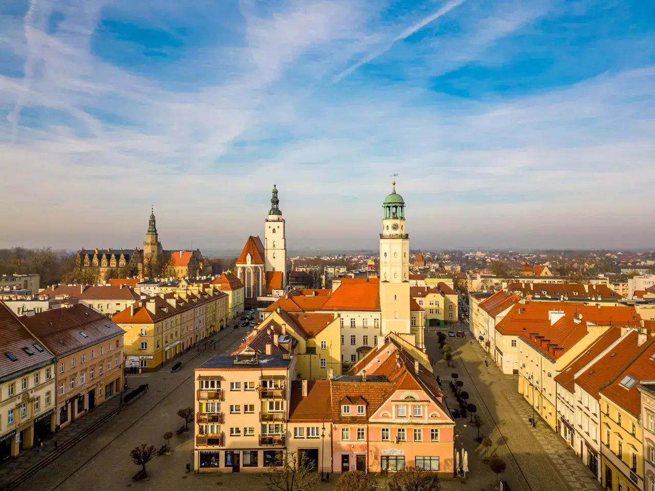 Rynek w Oleśnicy, z ratuszem i kościołem, to idealne miejsce, by zacząć zwiedzanie. Zobacz, co jeszcze warto zobaczyć w Oleśnicy!