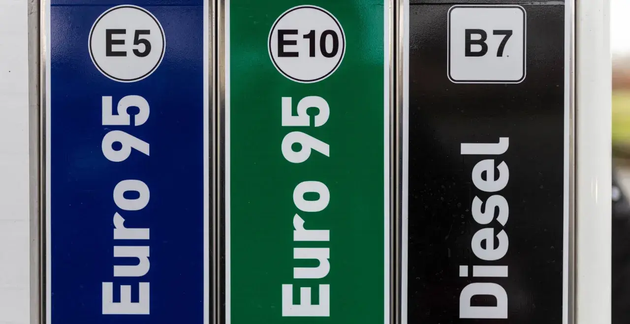 Zbliżenie na oznaczenia paliw: Euro 95 E5, Euro 95 E10 i Diesel B7.