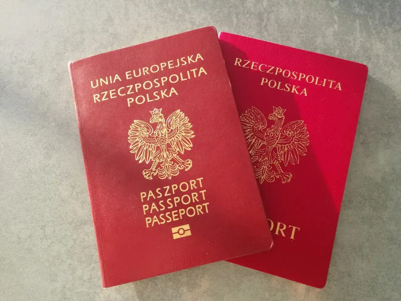 Dwa polskie paszporty. Czy do Bośni i Hercegowiny potrzebny jest paszport? Sprawdźmy!