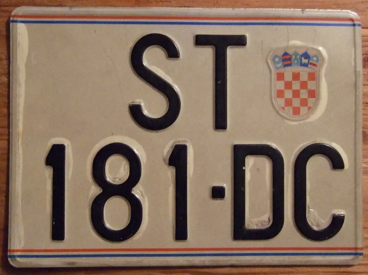 Tablice rejestracyjne HR z oznaczeniem ST 181-DC i herbem Chorwacji.