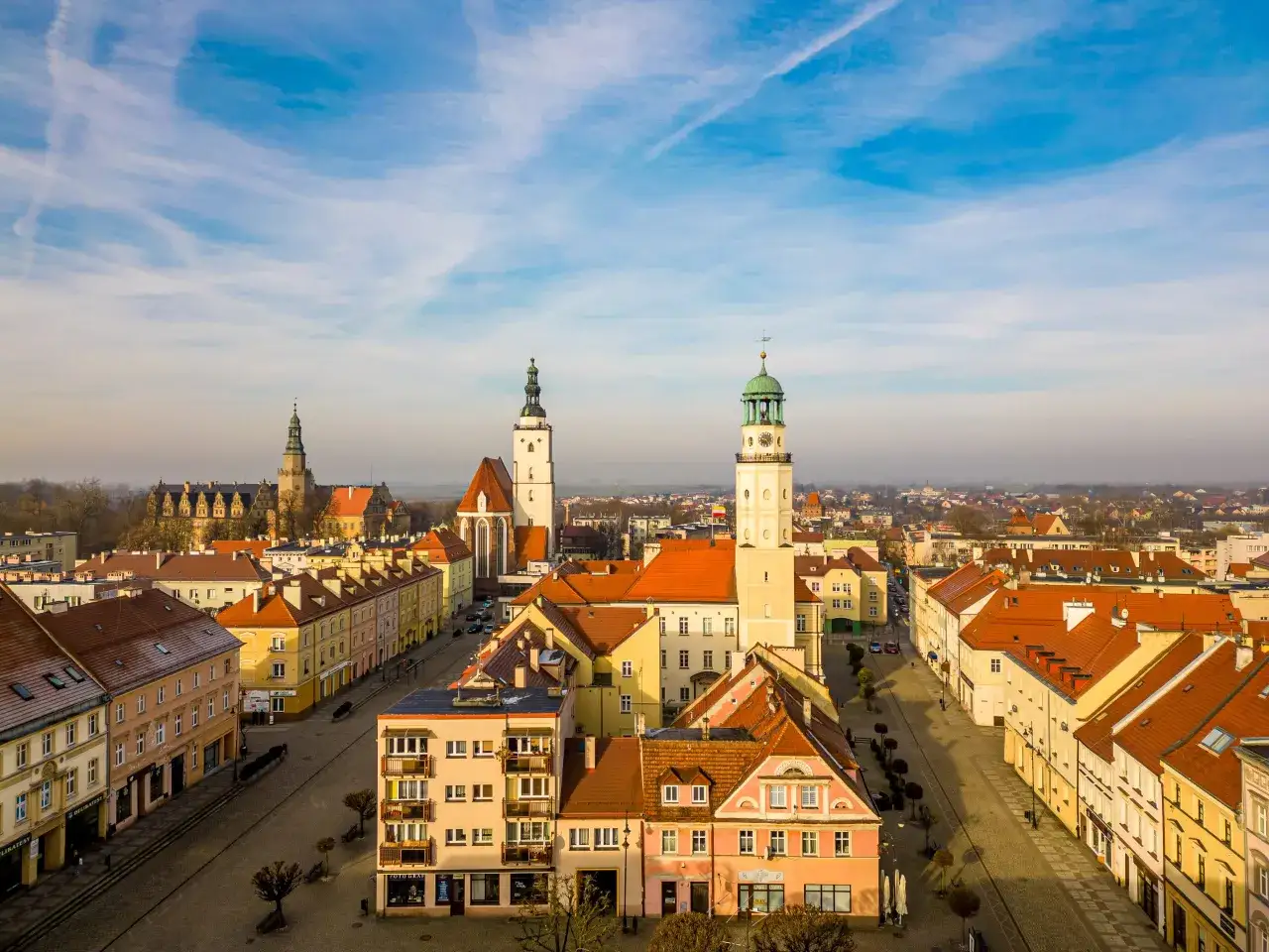 Rynek w Oleśnicy: wieża ratuszowa, kościół św. Jerzego i zamek. Warto zobaczyć te zabytki!