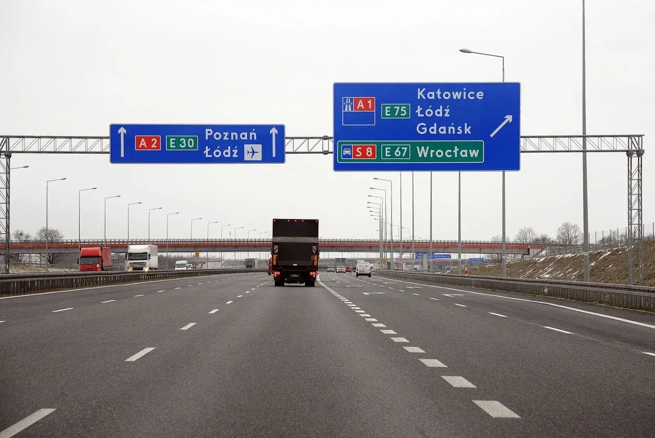 Oznaczenie drogi ekspresowej A2, E30 do Poznania i Łodzi oraz A1, E75 do Katowic, Łodzi, Gdańska i S8, E67 do Wrocławia.