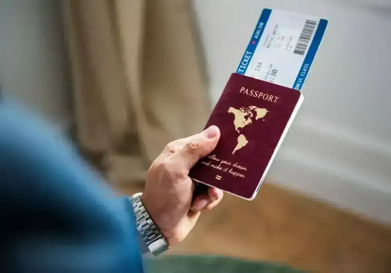 Dłoń trzyma paszport i bilet lotniczy. Czy Cypr jest w strefie Schengen? Podróż marzeń czeka!