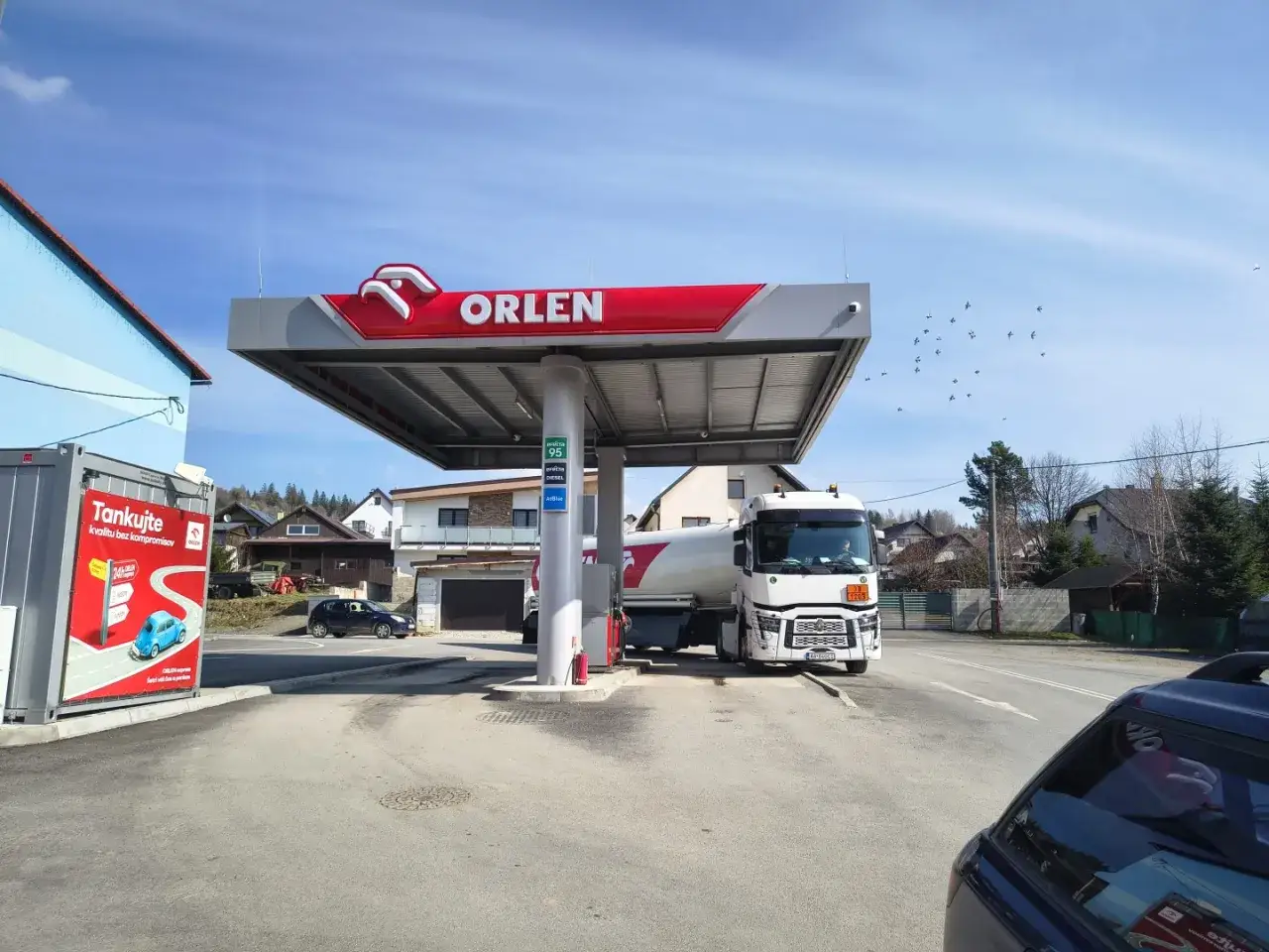 Ciężarówka z cysterną na stacji Orlen, gdzie można kupić paliwo na Słowacji.