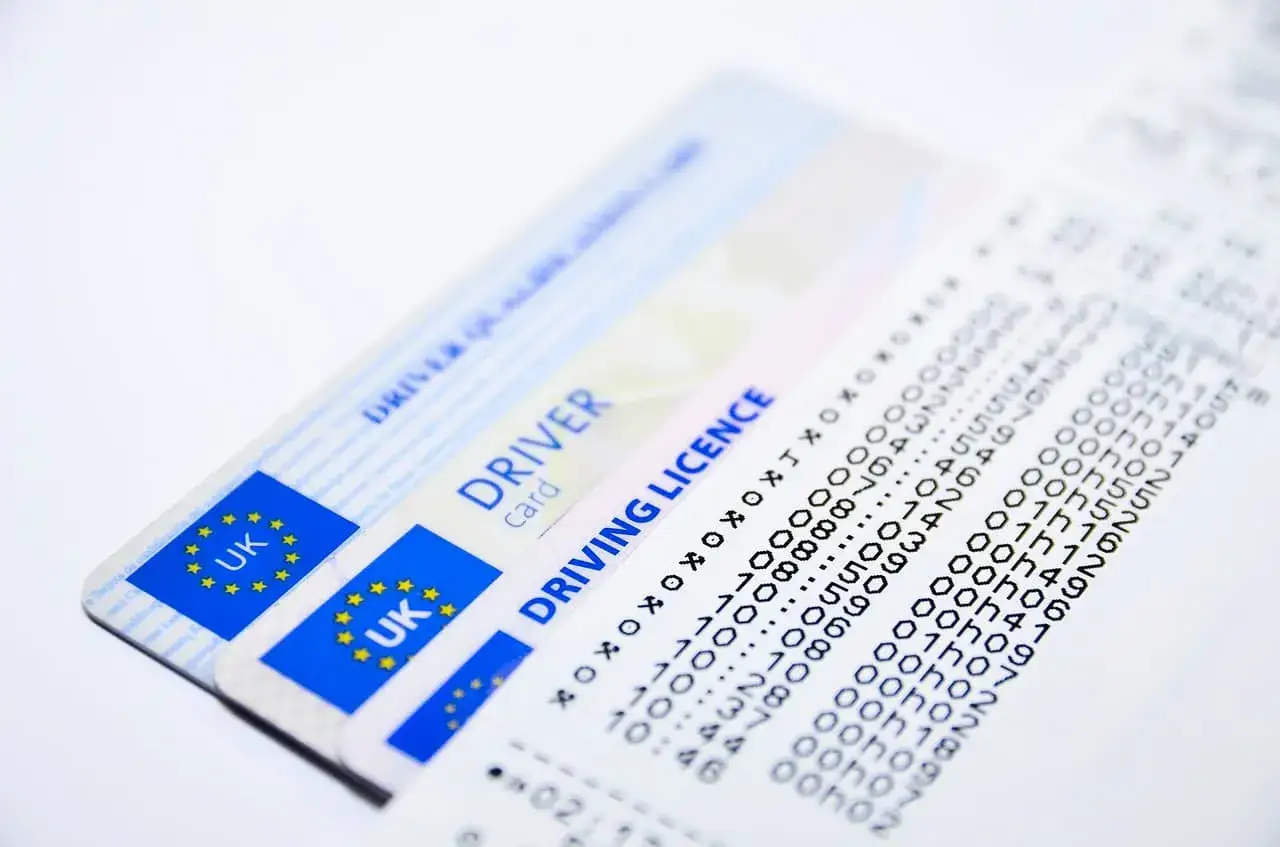 Dowód rejestracyjny i prawo jazdy – to co potrzebne do ubezpieczenia auta.