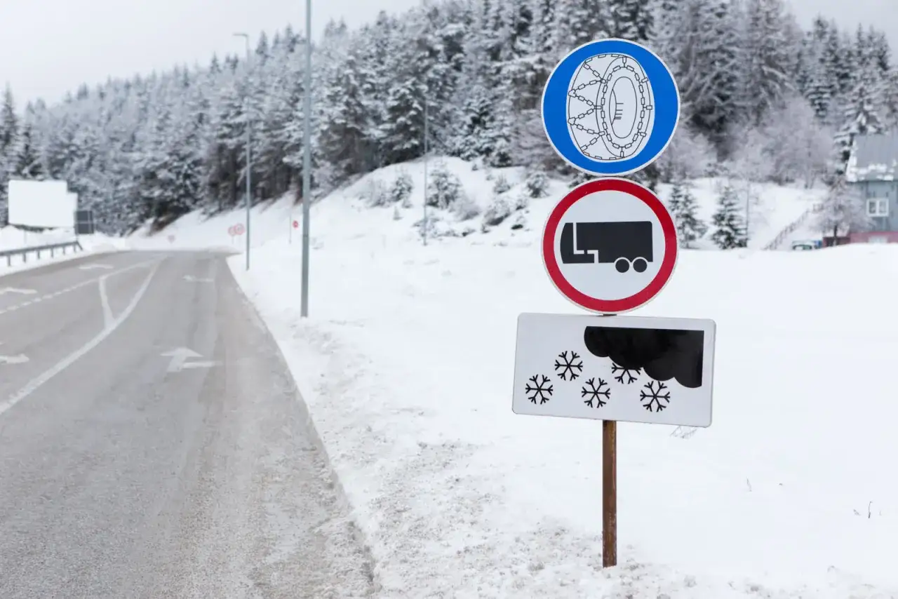 Austria: znaki drogowe informują o obowiązku używania łańcuchów na oponach w zimowych warunkach.
