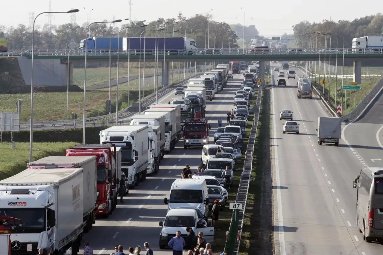 Korki na autostradzie, ciężarówki stojące na pasie awaryjnym. Kierowcy mogą otrzymać mandat za jazdę pasem awaryjnym.