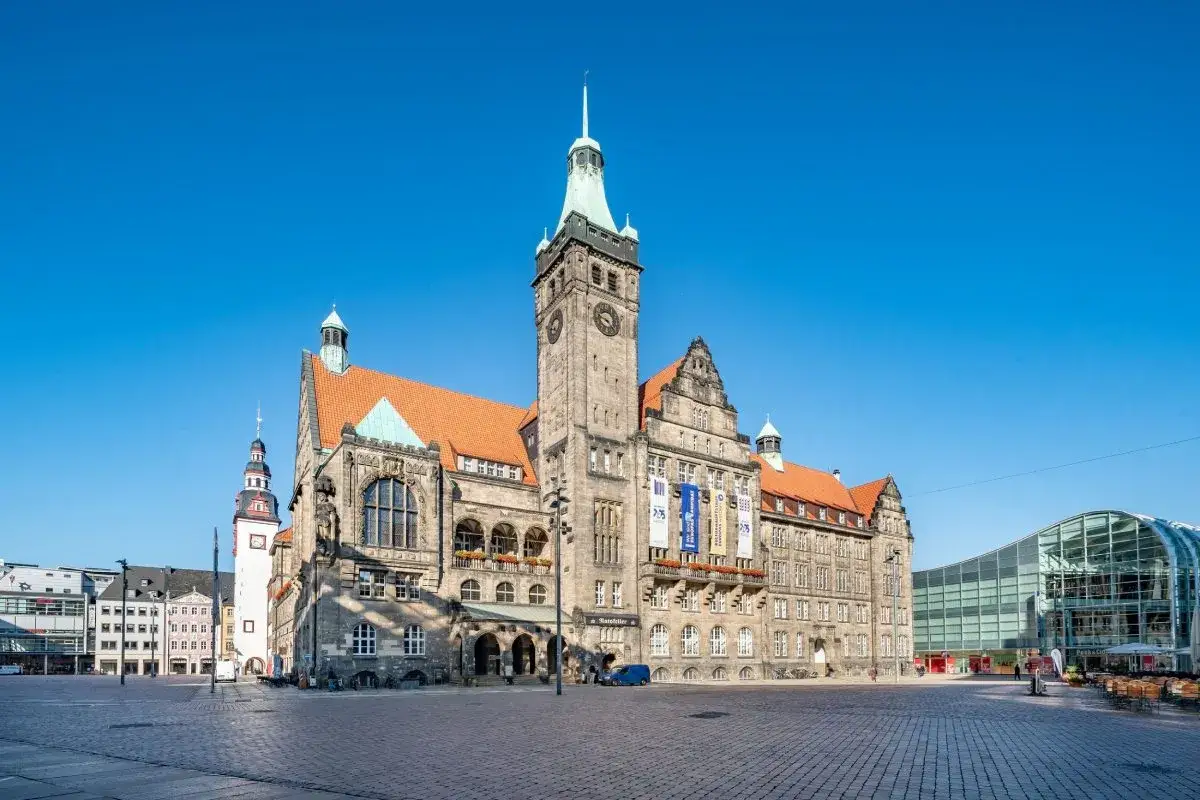 Ratusz w Chemnitz, imponująca budowla z wieżą zegarową, to jedna z głównych atrakcji miasta.