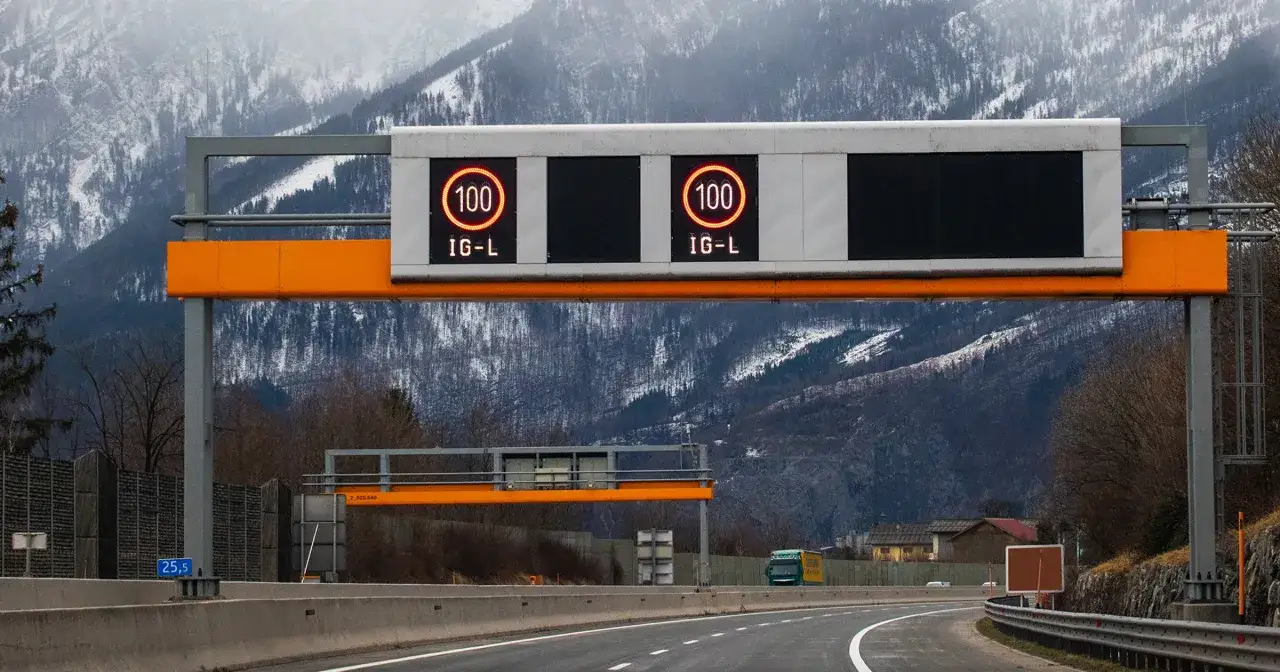 Elektroniczne znaki drogowe w Austrii pokazują ograniczenie prędkości do 100 km/h. Uważaj na mandaty!