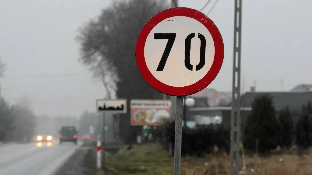 Oznaczenie drogi ekspresowej: znak ograniczenia prędkości do 70 km/h na mglistej drodze.