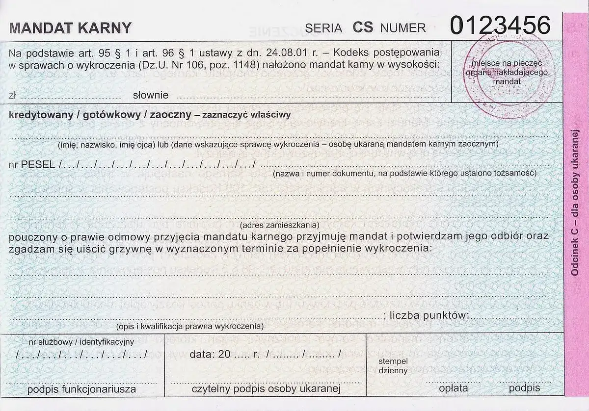 Formularz mandatu karnego, numer 0123456. Dokument zawiera dane sprawcy, opis wykroczenia i miejsce na podpis. Możliwe jest odwołanie od mandatu.