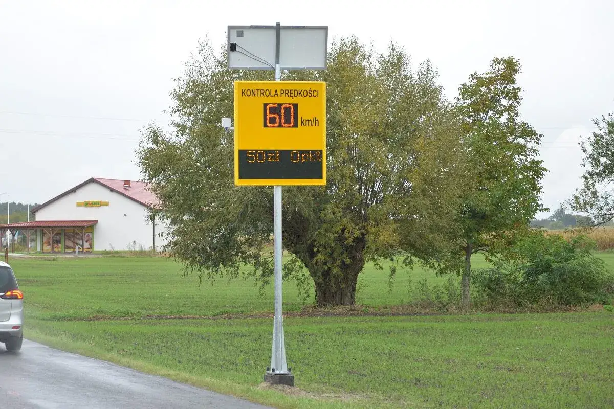 Tablica kontroli prędkości pokazuje 60 km/h. Niżej widnieje informacja o karze 50 zł opłaty, co oznacza mandat z fotoradaru bez punktów karnych.