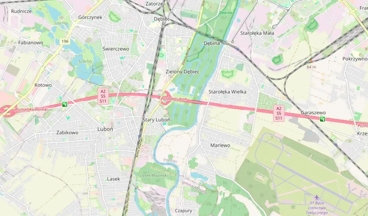 Mapa okolic Konina z zaznaczoną autostradą A2, drogami S5 i S11. Widoczny fragment drogi, węzeł i obszar lotniska.