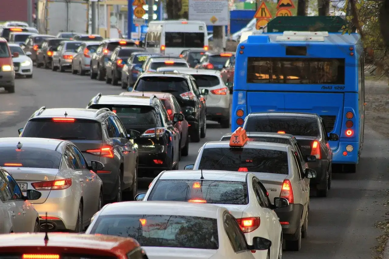 Korki na drodze, gdzie zielona karta jest potrzebna do wjazdu do strefy czystego transportu.