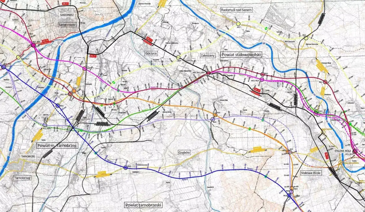 Mapa drogowa z zaznaczonymi wariantami tras, w tym najkrótsza trasa do Sandomierza. Widoczne są drogi, miejscowości i linie kolejowe.