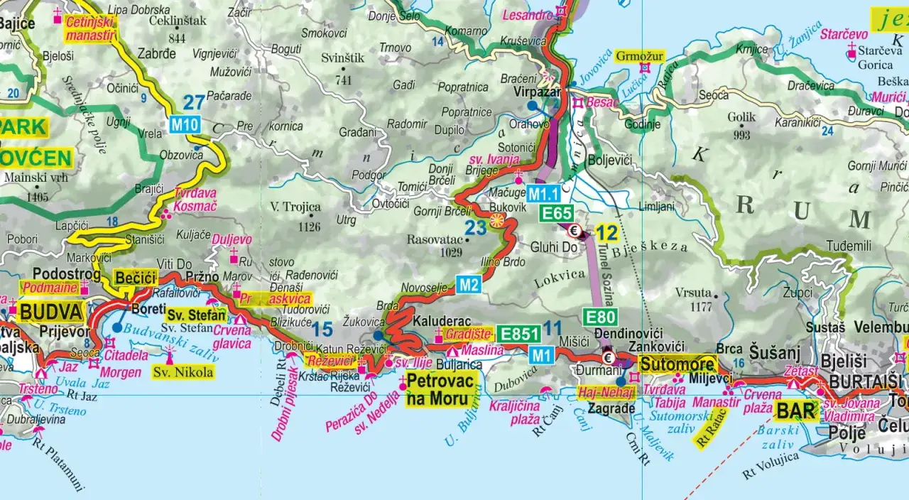 Mapa pokazuje wybrzeże Czarnogóry, z zaznaczonymi miastami jak Budva, Petrovac na Moru, Sutomore. Widać też drogi, w tym mne skrót państwa E80.