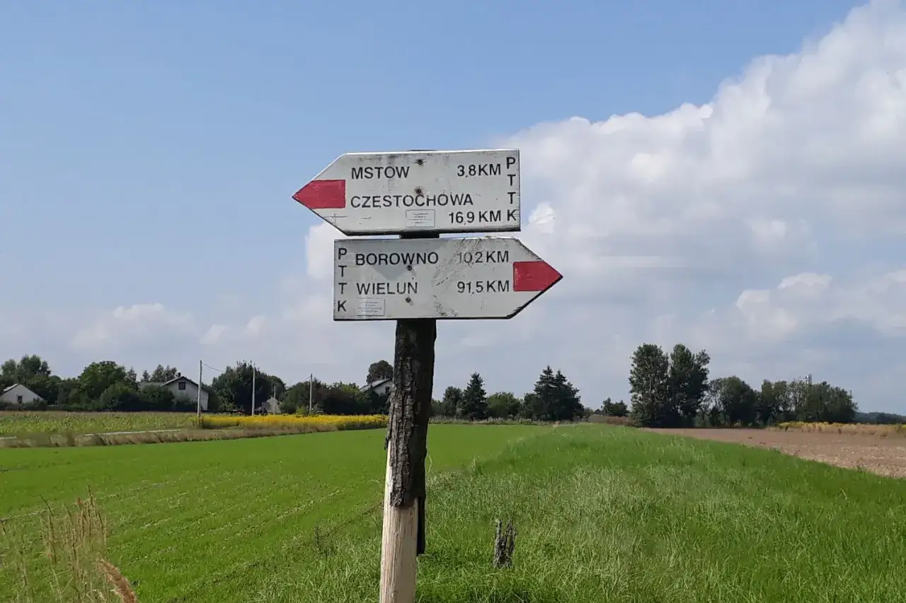 Rozdroże szlaków PTTK. Jeden kierunek to Częstochowa (3,8 km), drugi to Borowno (10,2 km) i Wieluń (91,5 km).