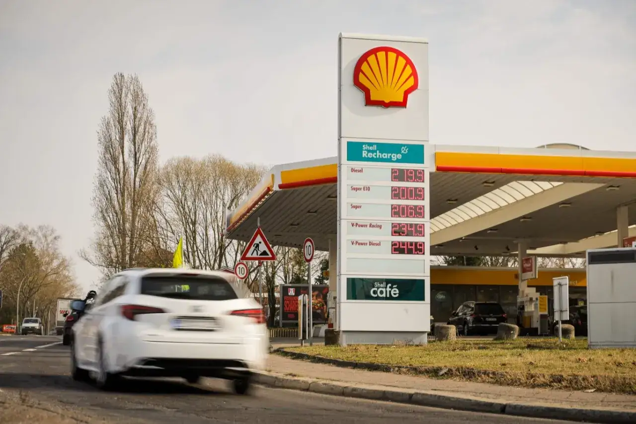 Ceny paliw w Belgii na stacji Shell: Diesel 219.9, Super E10 200.9, Super 206.9, V-Power Racing 234.9, V-Power Diesel 244.9.
