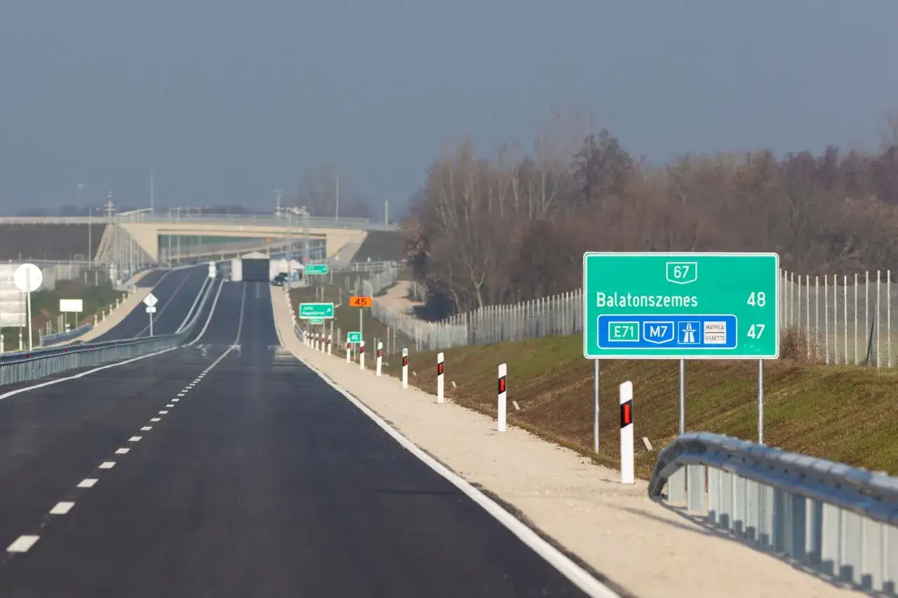 Znak drogowy na Węgrzech informuje o Balatonzsemes. Pamiętaj o wykupieniu winiety, czego nie robić na Węgrzech, by uniknąć mandatu.