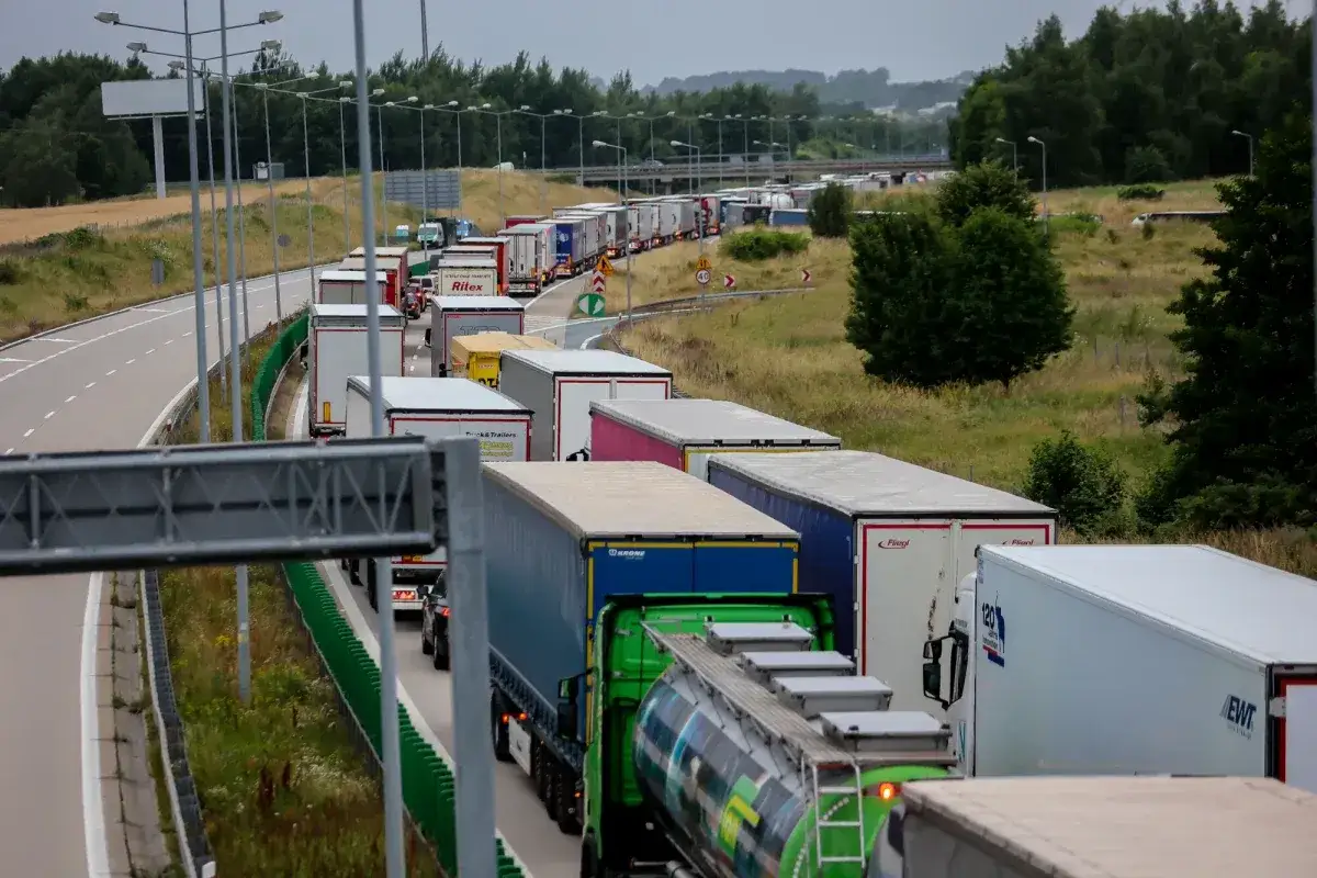 Długi korek ciężarówek na drodze, tworzący się przed wjazdem na Białoruś.