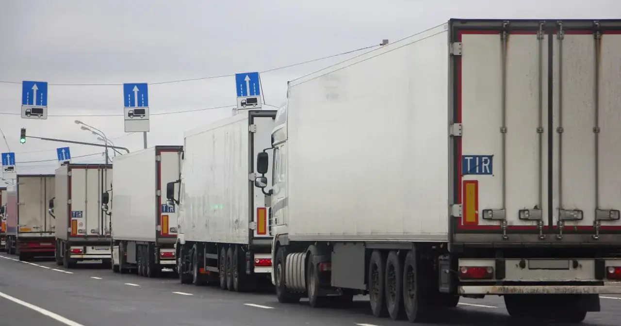 Korki ciężarówek na granicy. Długi rząd TIR-ów sugeruje utrudnienia w ruchu bezwizowym Białoruś.