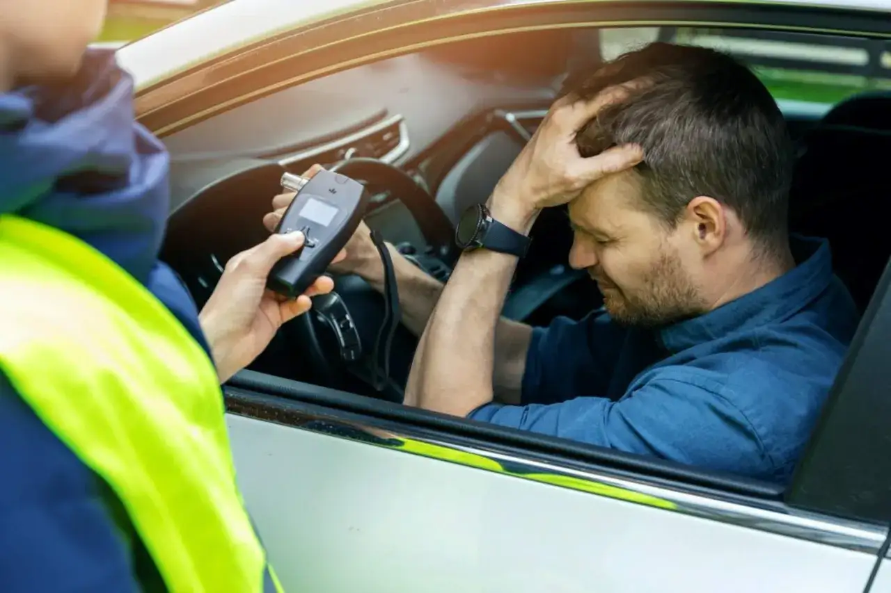 Policjant mierzy poziom alkoholu w wydychanym powietrzu kierowcy. Czy 0,2 promila to już za dużo?