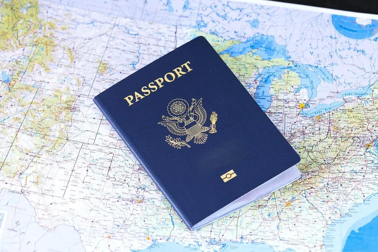 Paszport USA leży na mapie Ameryki P&oacute;łnocnej. Dokument ten jest niezbędny, by podr&oacute;żować do wielu kraj&oacute;w na świecie.