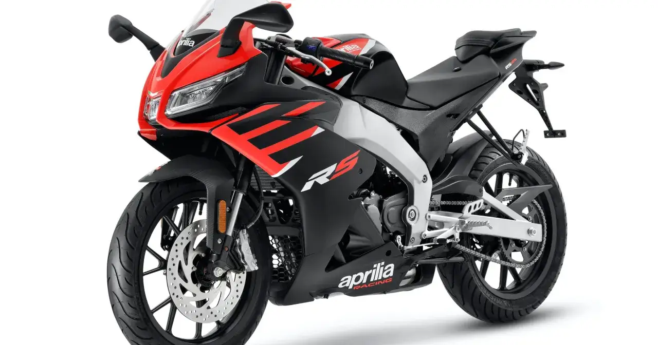 Sportowy motocykl Aprilia RS 125 w czerwono-czarnej kolorystyce, idealny na pierwsze prawo jazdy na 125.