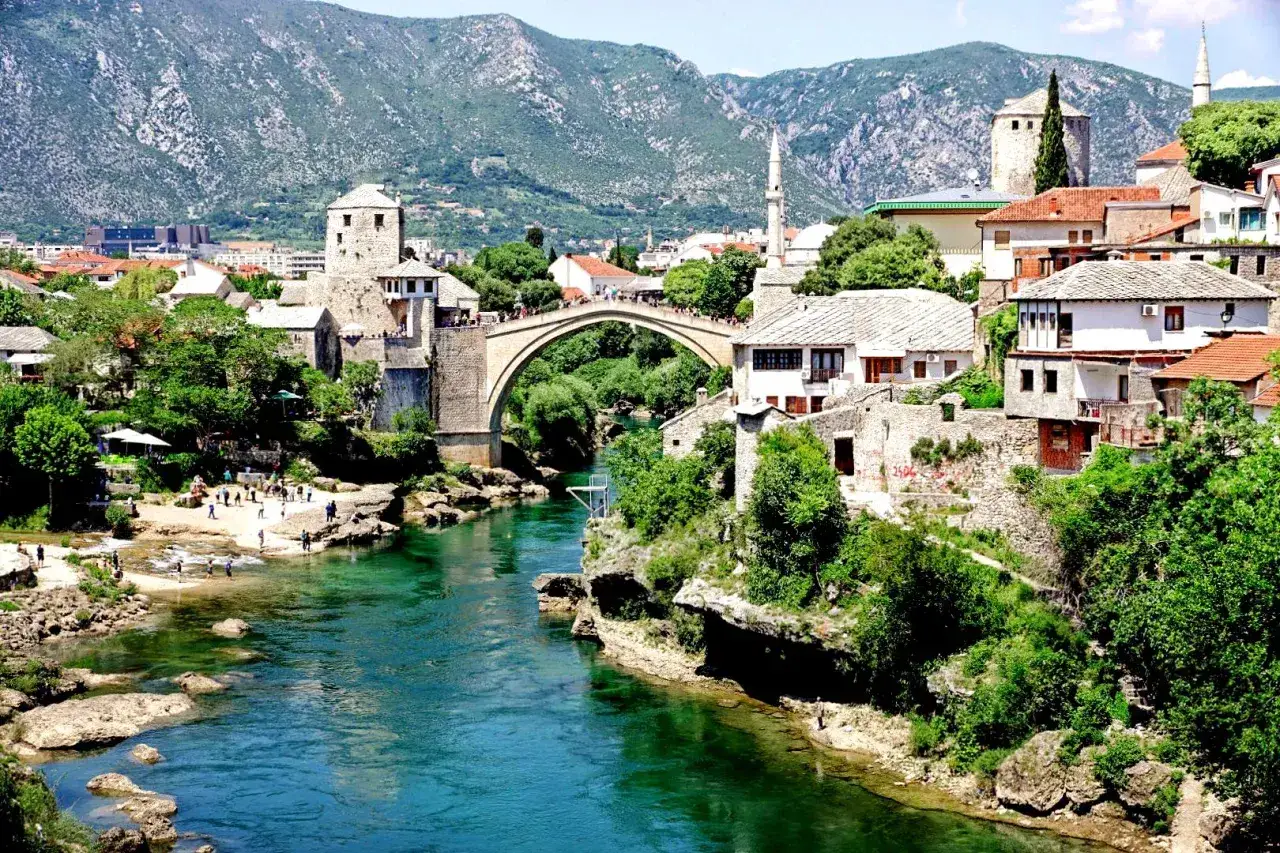 Mostar, Bośnia i Hercegowina. Zasady wjazdu są proste, a widok na Stary Most i rzekę Neretwę zachwyca.