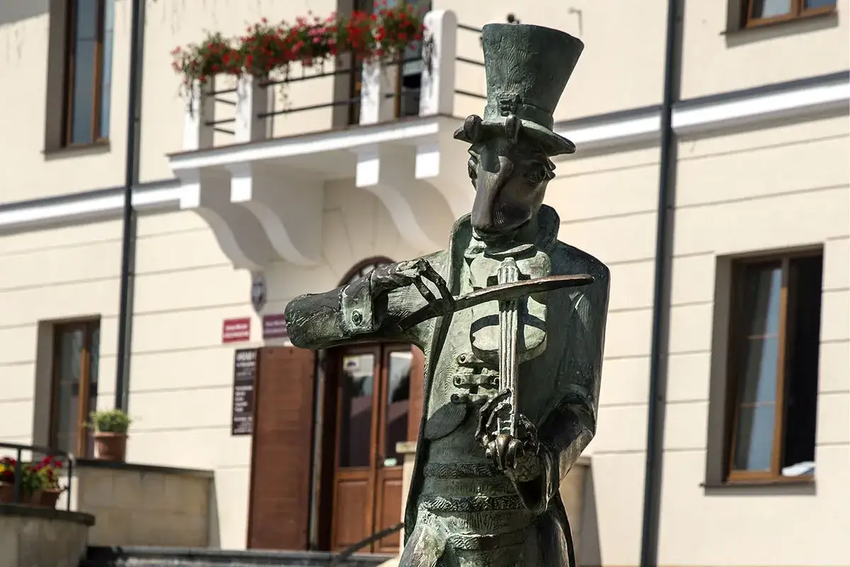 Pomniki chrząszcza w Szczebrzeszynie: rzeźba grającego na skrzypcach chrząszcza w cylindrze.