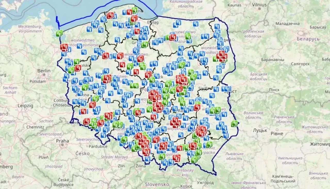 Mapa Polski z zaznaczonymi fotoradarami na S7 i innych drogach. Ikony wskazują lokalizację urządzeń rejestrujących prędkość.
