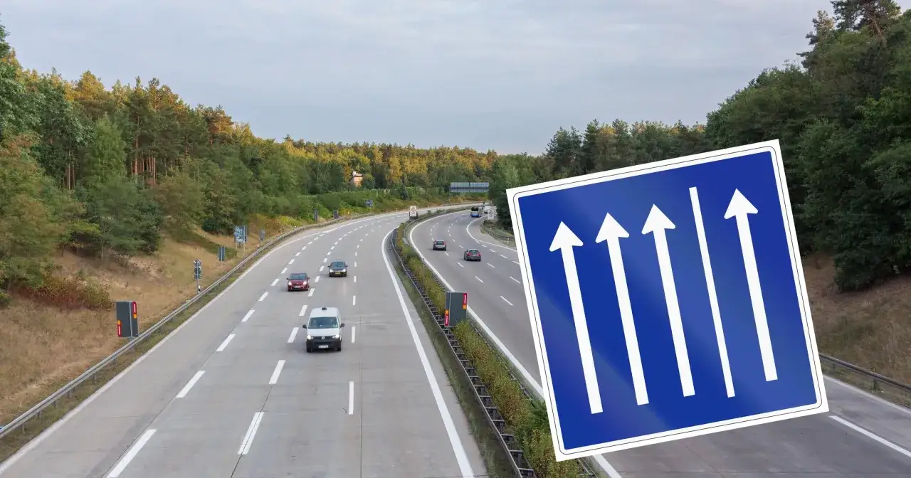 Niemieckie drogi, autostrada z samochodami i znak wskazujący cztery pasy ruchu do przodu.
