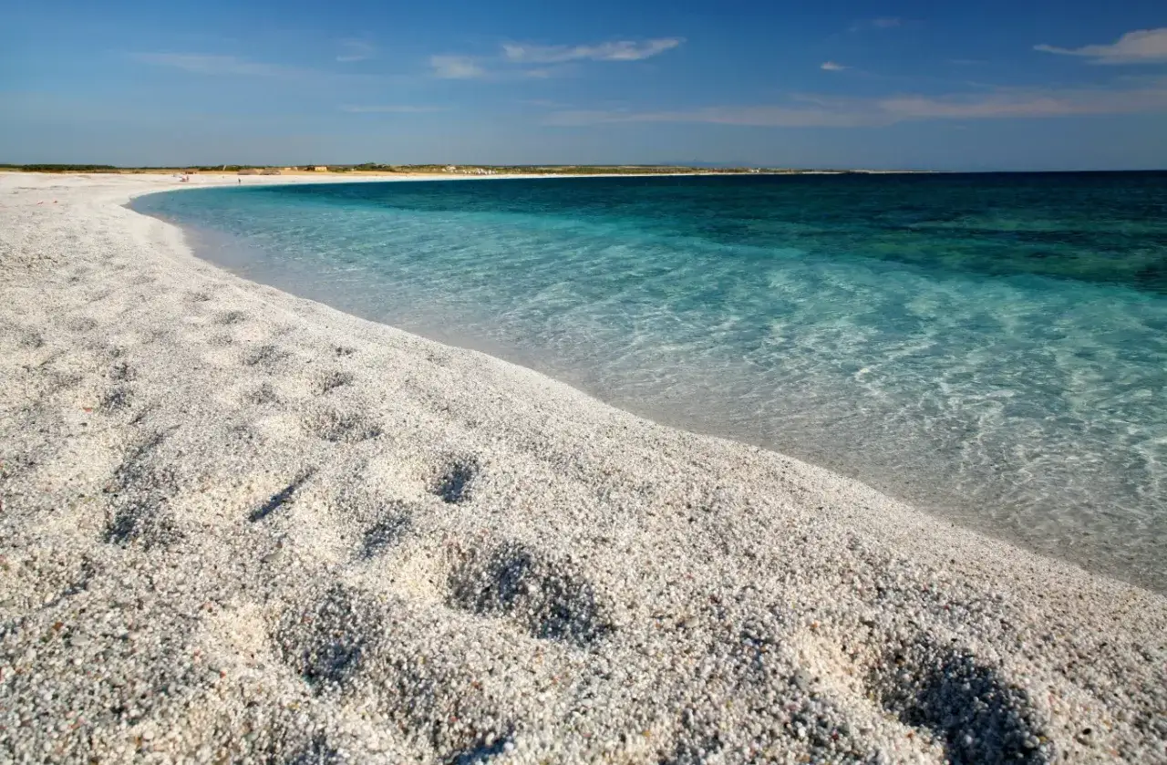 Piękna plaża na Sardynii. Uważaj na drobne kamyczki, które mogą być gorące w słońcu.