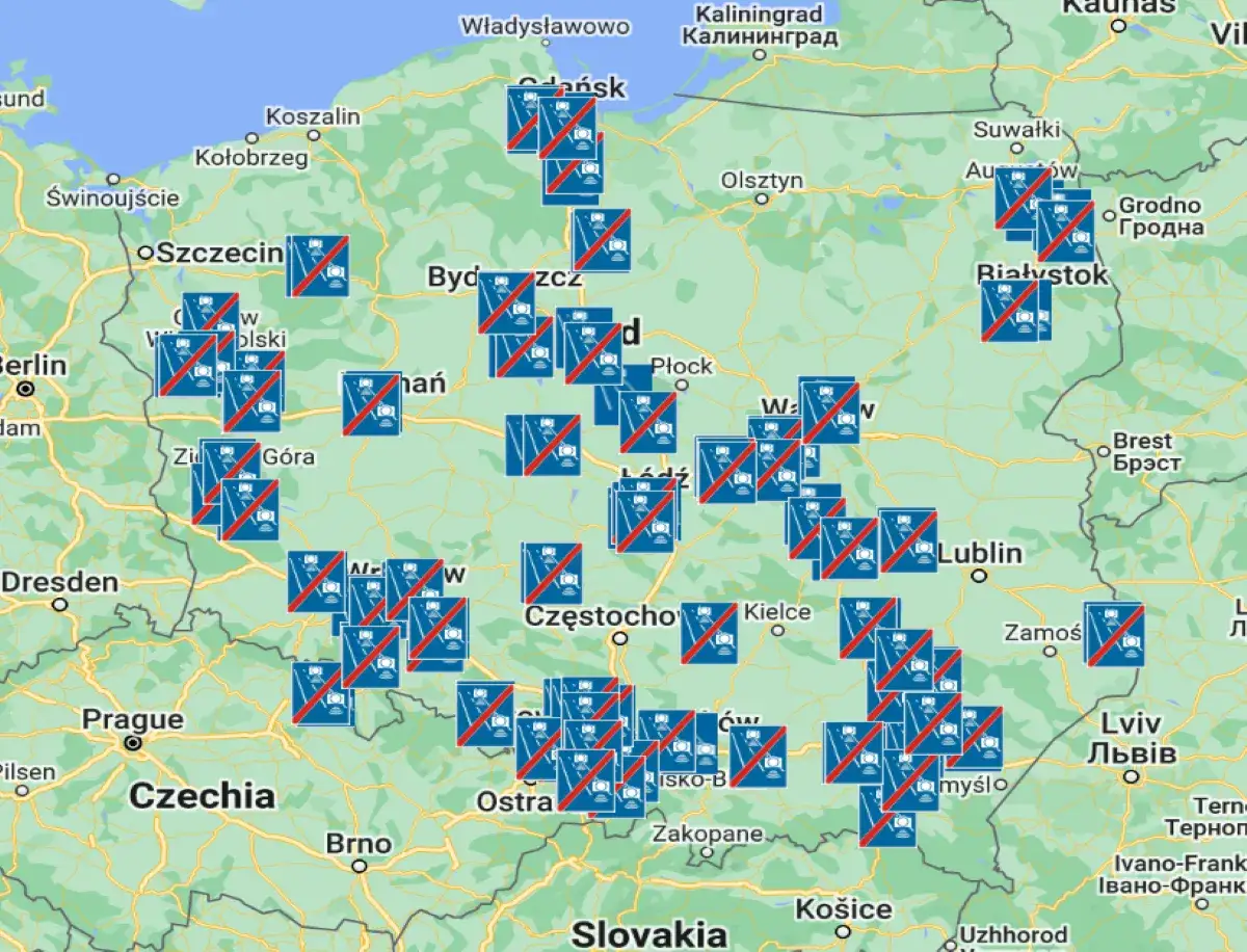 Mapa Polski z zaznaczonymi fotoradarami na S7 i innych drogach.
