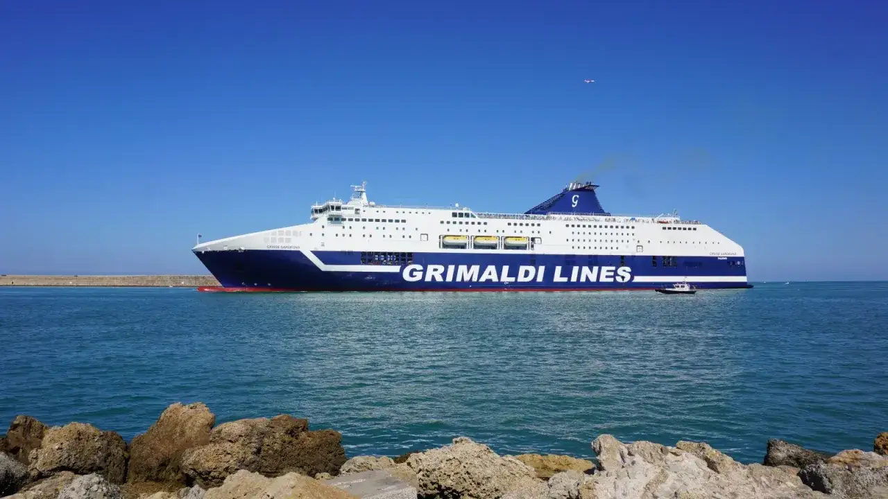 Ogromny prom Grimaldi Lines 