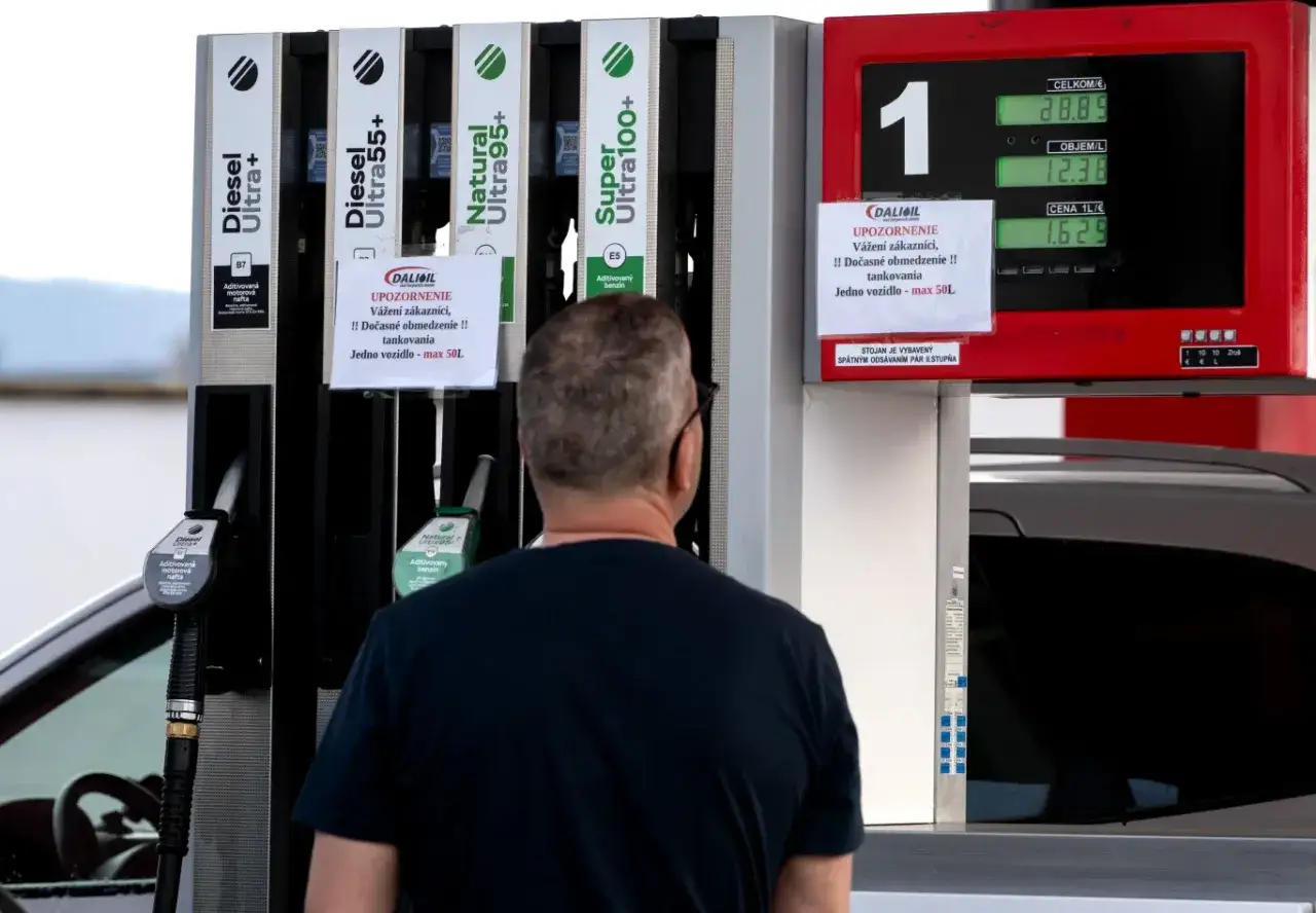 Ceny paliw Słowenia: mężczyzna tankuje auto, wyświetlacz pokazuje 1,629 € za litr. Ograniczenie do 50L.