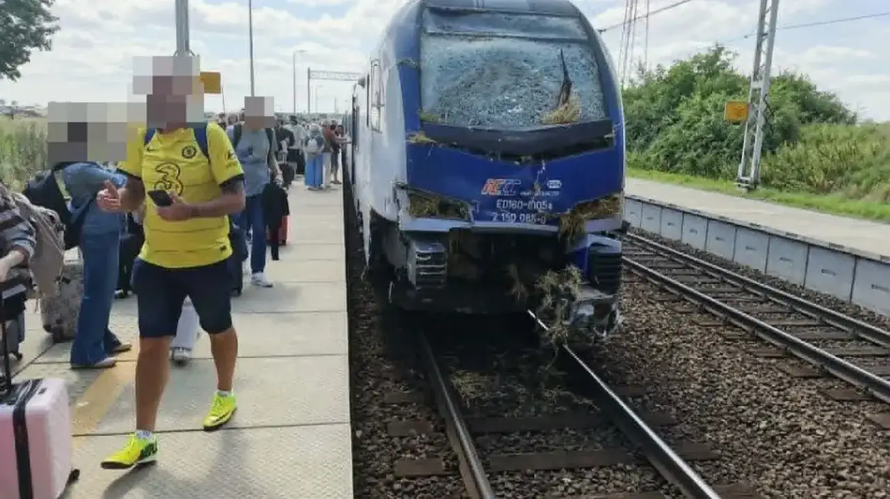 Zniszczony pociąg na torach koło Tczewa, pasażerowie czekają na peronie. Podróż do Malborka przerwana.