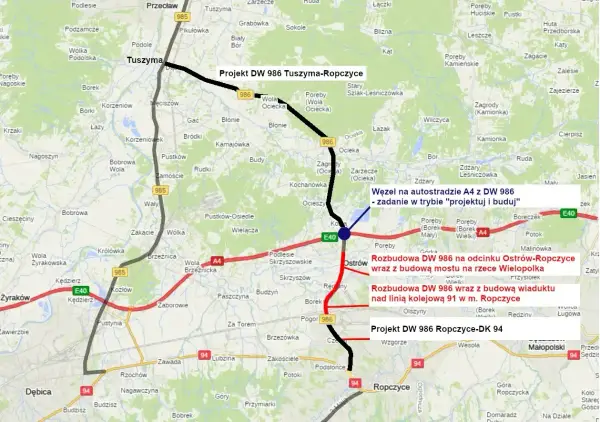 Mapa pokazuje przebieg projektowanej trasy DW 986 Tuszyma-Ropczyce, z zaznaczonymi odcinkami budowy i rozbudowy, w tym węzłem na autostradzie A4.