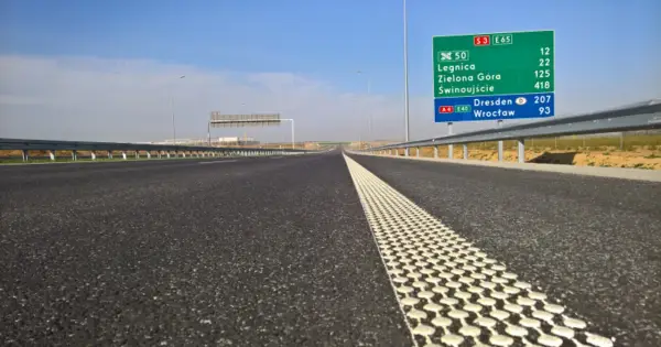 Pusta autostrada prowadzi w stronę znaku z kierunkami: Legnica, Zielona Góra, Świnoujście, Drezno i Wrocław. To idealna zielona góra trasa dla podróżnych.