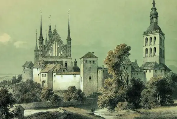 Zamek Frombork z katedrą i wieżą, otoczony drzewami. Malownicza panorama historycznej budowli.