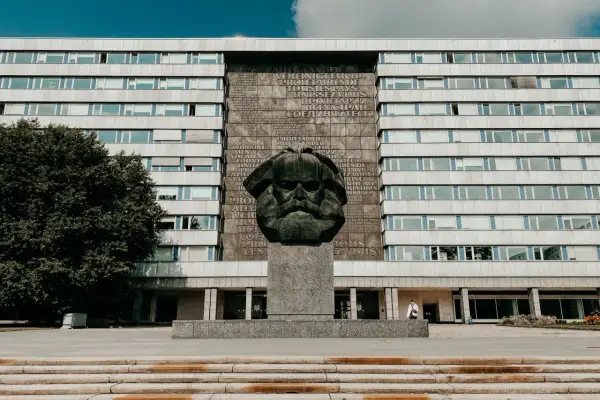 Pomnik Karola Marksa w Chemnitz, jedna z głównych atrakcji miasta, na tle modernistycznego budynku.