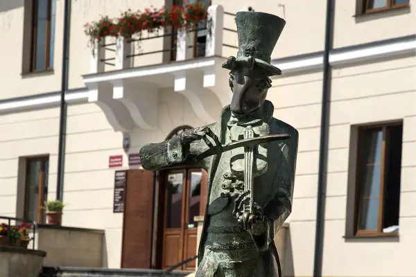 Pomniki chrząszcza w Szczebrzeszynie: rzeźba grającego na skrzypcach chrząszcza w eleganckim fraku i cylindrze.