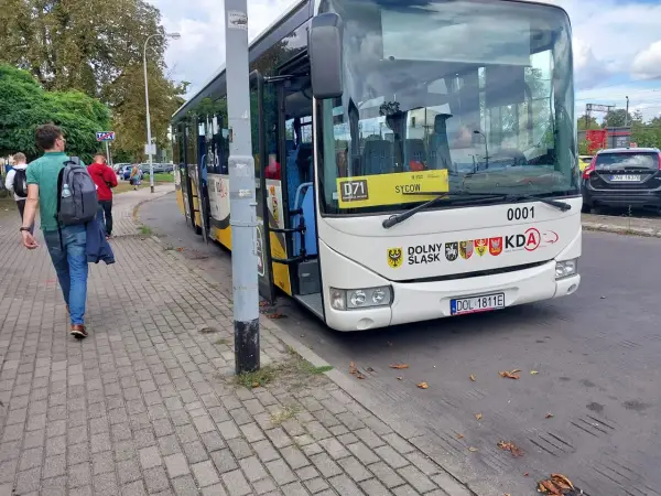 Autobus linii D71 do Sycowa, który może być częścią podróży, jak dojechać do Rawicza.