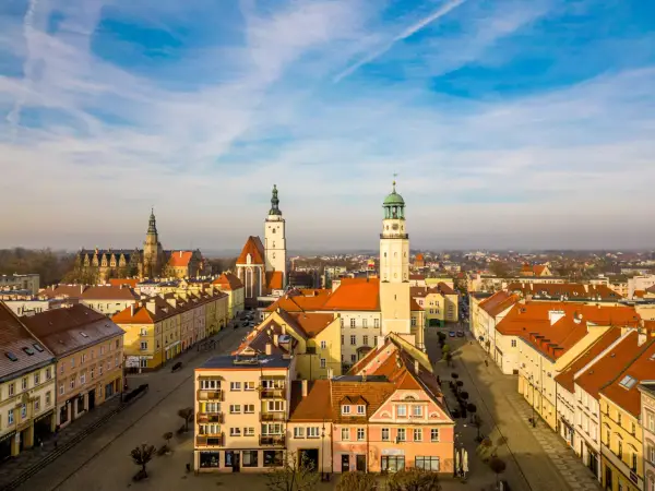 Rynek w Oleśnicy, z ratuszem i kościołem, to idealne miejsce, by zacząć zwiedzanie. Zobacz, co jeszcze warto zobaczyć w Oleśnicy!