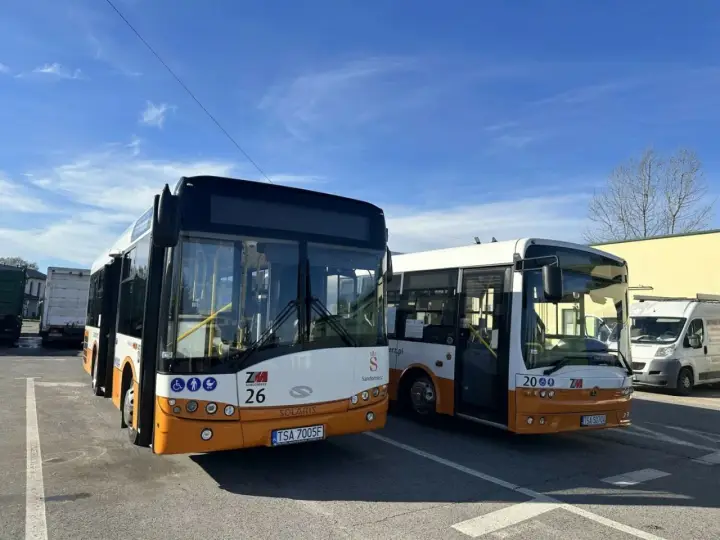 Dwa autobusy miejskie ZKM Sandomierz, gotowe do podróży. Odległość Busko Zdrój Sandomierz pokonają szybko.
