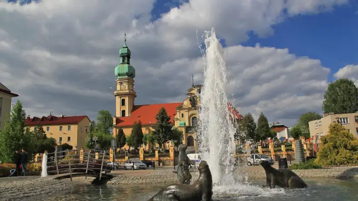 Fontanna z fokami i kościół w tle – to właśnie tychy, co warto zobaczyć.